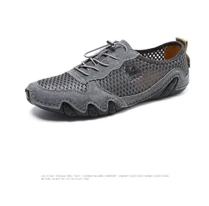 Detail van ademend grijs mesh bovenwerk en elastische veters op casual heren sneakers