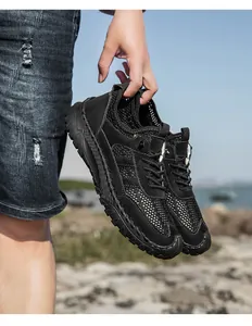 Gedetailleerde weergave van zwarte herensneaker van ademend mesh met duurzame stiksels