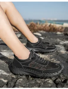 Detail van ademende zwarte heren outdoor sneakers met antislip dikke rubberen zolen