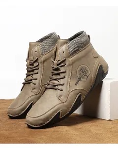 Detalle de botines de ante caqui con cuello de punto gris y suela de goma con relieve
