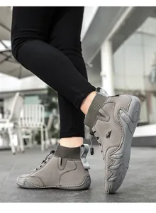 Nahaufnahme von dunkelgrauen Socken-Stiefeletten mit Strickkragen und Schnürsenkelverschluss