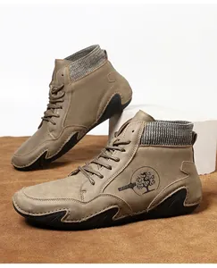Detalle de botas casuales de caña alta con cuello de punto y suela de goma ondulada