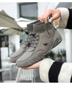 Detailansicht grauer Wildlederschuh mit geprägtem Logo und Strickkragen für Herren
