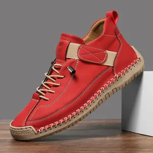 Chaussure décontractée en cuir rouge avec coutures blanches et semelle épaisse