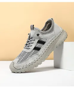 Detail van ademend mesh en antislip rubberen zool op grijze casual herensneakers voor heren