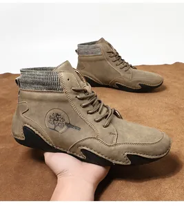 Detalle de zapato alto de ante marrón oliva con cuello de punto y estampado deportivo