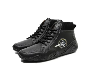 Detalle de botines tipo calcetín Chelsea negros con textura de cuero y cuello tejido