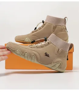 Detailaufnahme flexibler Khaki-Sneaker mit weichem Mikrofaser-Obermaterial und Schnellschnürung