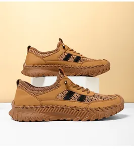 Macrodetail van ademend mesh en handgestikte zool op deze bruine casual herenschoenen voor buiten