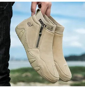 Détail de bottines en cuir kaki avec fermeture éclair latérale et col en maille tricotée
