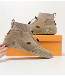 Nahaufnahme der khaki Freizeitschuhe mit Strickbündchen und gewellter Gummisohle im Detail
