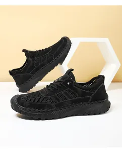 Detail van zwarte sportieve sneakers met ademend mesh en antislip dikke zolen voor heren