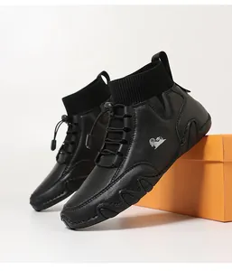 Details von schwarzem Socken-Sneaker aus Leder mit Widder-Logo und rutschfester Gummisohle