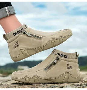 Détail de bottines en cuir beige pour hommes avec fermeture éclair et semelle robuste