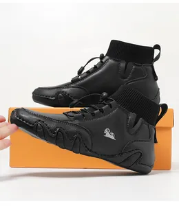 Detail eines schwarzen High-Top-Sneakers mit geripptem Sockenbund und Schnellverschluss