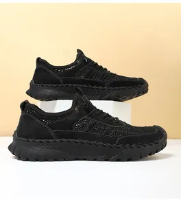 Detail van ademende zwarte mesh sneakers voor heren met zichtbare handstiksels en dikke rubberen zool