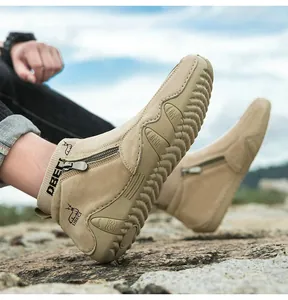 Détail de bottes en cuir kaki avec fermeture éclair, logo DBECI et semelle en caoutchouc