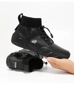 Nahaufnahme schwarzer High-Top Sneaker mit flexiblem Leder und gestricktem Schaft