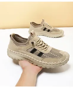 Detail van de ademende mesh-stof en handgenaaide rubberen zool op herenschoenen voor de zomer