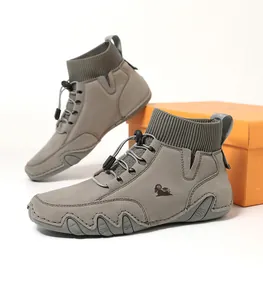 Detail von grauen High-Top-Sneakern mit Ziegen-Logo und gewellter Gummisohle für Herren
