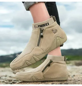 Détail d'une botte en cuir kaki avec fermeture éclair latérale et col en maille élastique