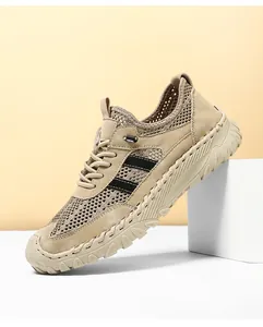 Detail van kaki mesh sneakers met handmatig stiksel en handige trekkoord sluiting