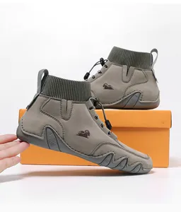 Detail der High-Top Socken-Sneaker aus taupefarbenem Wildleder mit Kordelzug