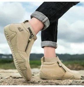 Détail des bottes hautes kaki avec fermeture éclair latérale et col en maille