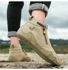 Détail de bottes en cuir beige avec semelle en caoutchouc robuste et fermeture éclair latérale