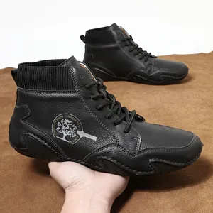 Botas Chelsea para hombre en cuero negro granulado con cuello de punto y detalle