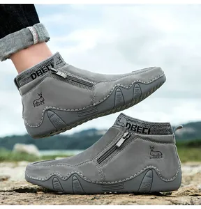 Détail de bottines grises en cuir avec fermeture éclair latérale et col en maille