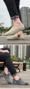 Detalle de mocasines de ante casuales en beige y gris con suelas antideslizantes unisex