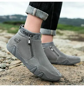 Détail de bottines en cuir gris avec fermeture éclair latérale et col en maille