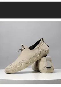Detalle de mocasines beige con costuras hechas a mano y cordón ajustable con hebilla