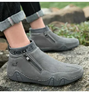 Détail de bottines grises en daim pour hommes avec fermeture éclair et col en maille côtelée