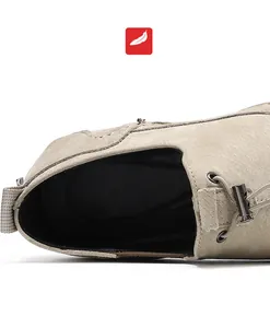 Detalle de mocasines de ante beige con cordones ajustables e icono de pluma ligera