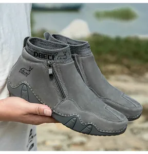 Détail de bottes d'extérieur grises pour hommes en daim avec zip et col en tricot élastique