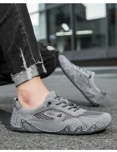 Detail van grijze mesh zomer sneakers met ademende stof en antislip rubberen zolen