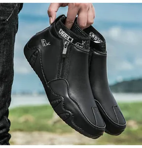 Détail de bottes en cuir noir avec fermeture éclair latérale et col en maille douce