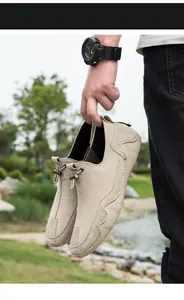 Detalle de mocasín de ante beige con costuras de contraste y suela de goma antideslizante exterior