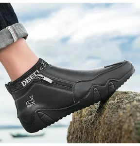 Détail de bottines de randonnée en cuir noir avec fermeture éclair et semelle robuste