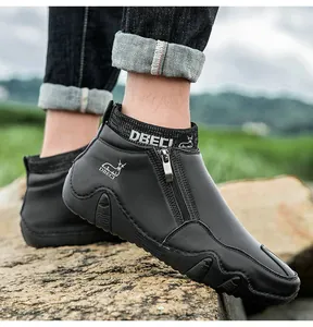 Détail de la botte Martin en cuir noir avec fermeture éclair latérale et col en tricot