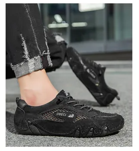 Detailweergave van zwarte ademende mesh sneakers gecombineerd met een gescheurde jeans