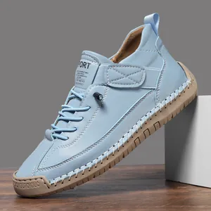 Baskets montantes en cuir bleu clair avec couture main et semelle en caoutchouc marron