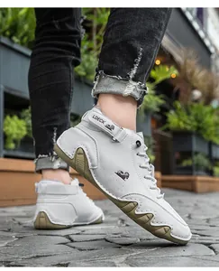 Κοντινό πλάνο λευκού δερμάτινου sneaker με κυματιστή καφέ σόλα και λεπτομέρειες του λογότυπου