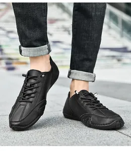 Detailopname van zwarte leren herenschoenen met antislip rubberen zool voor grip