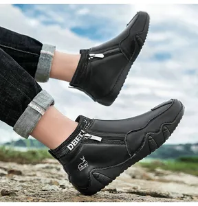 Vue détaillée du cuir noir grainé et de la fermeture éclair latérale des bottes décontractées