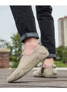Detalle de mocasines informales caqui con bandas elásticas y diseño de calce fácil