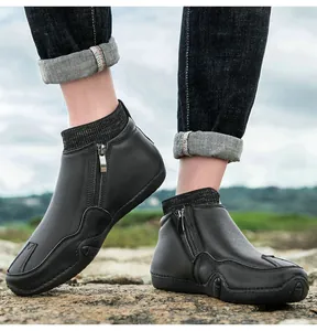 Détail macro de bottines en cuir pour homme avec col en tricot et fermeture éclair