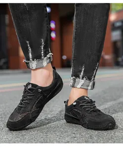 Detailopname van zwarte ademende mesh buitensneakers met een streetstyle AUS-label
